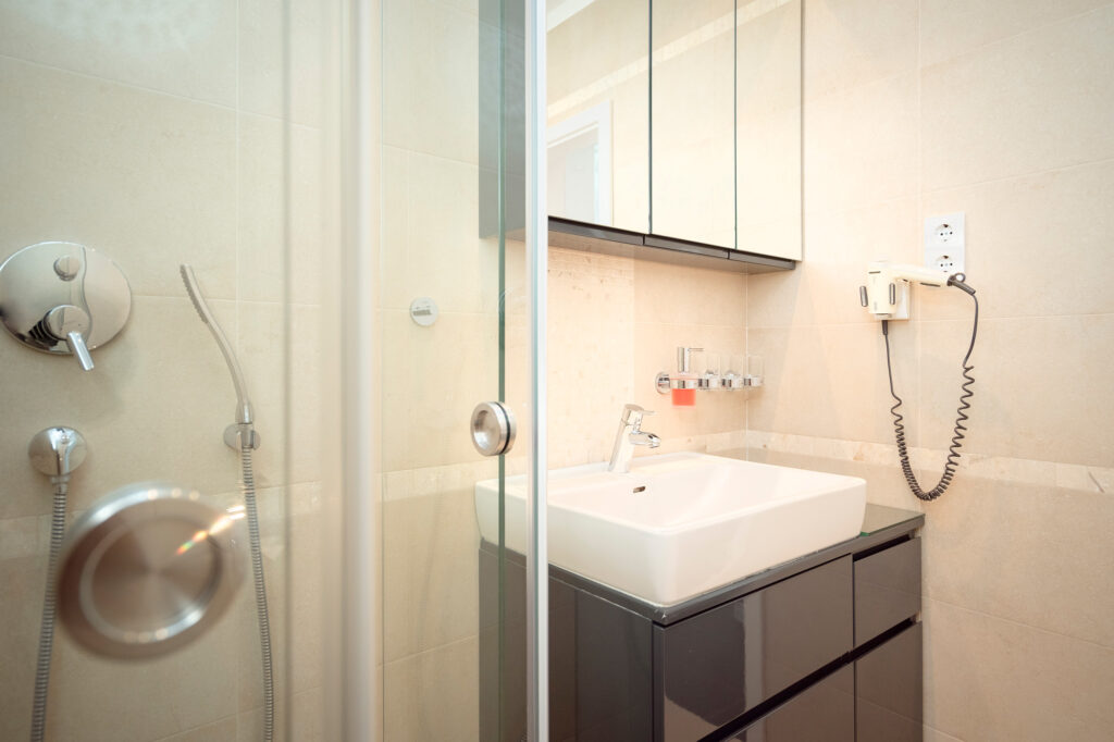 Bathroom 1 - Picture 2