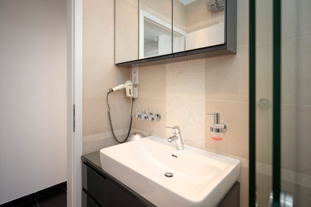 Bathroom 2 - Picture 2