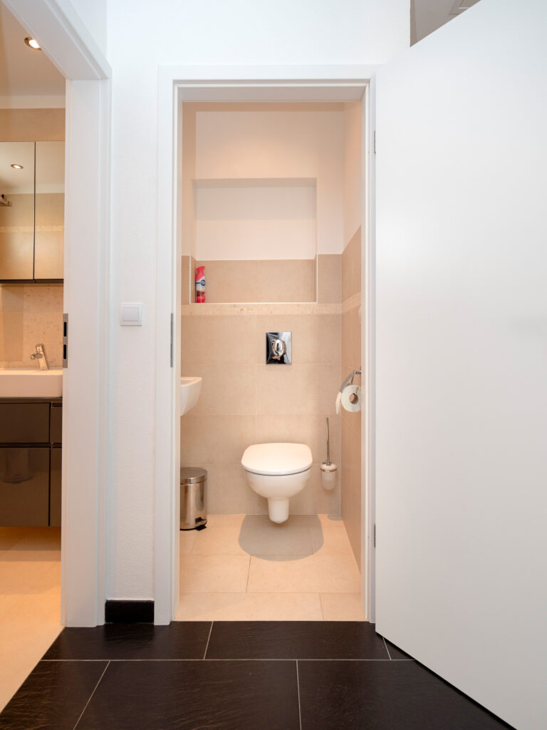 Toilet - Picture 1